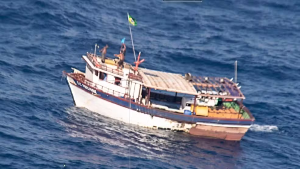 Barco com seis pescadores desaparecidos é localizado a 480 km de Fortaleza