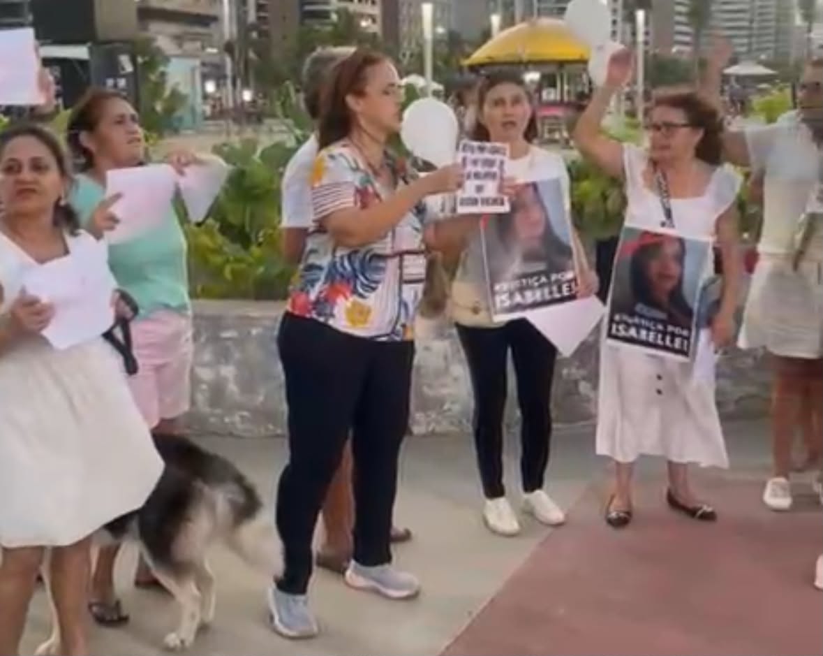 Manifestantes se reúnem na Beira-Mar para cobrar respostas sobre o caso Isabelle Caracristi