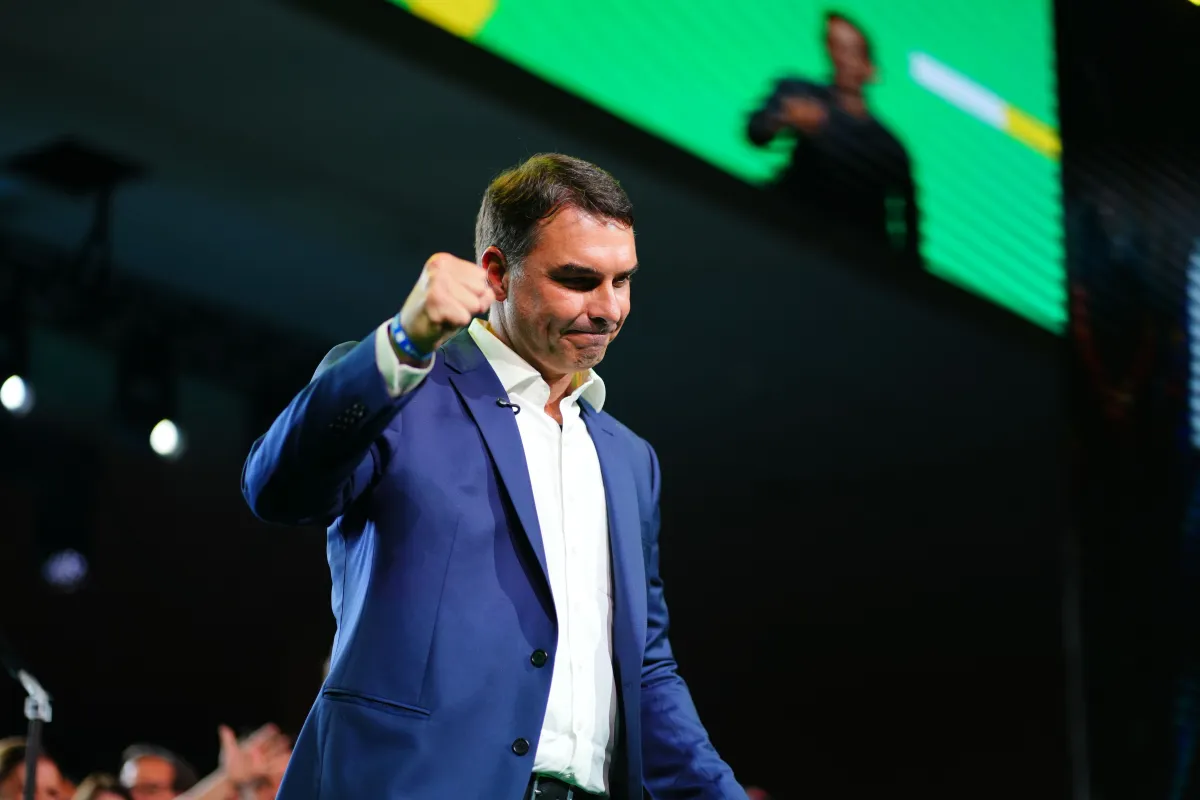 Podemos oficializa apoio a Flávio Bolsonaro no segundo turno e amplia aliança
