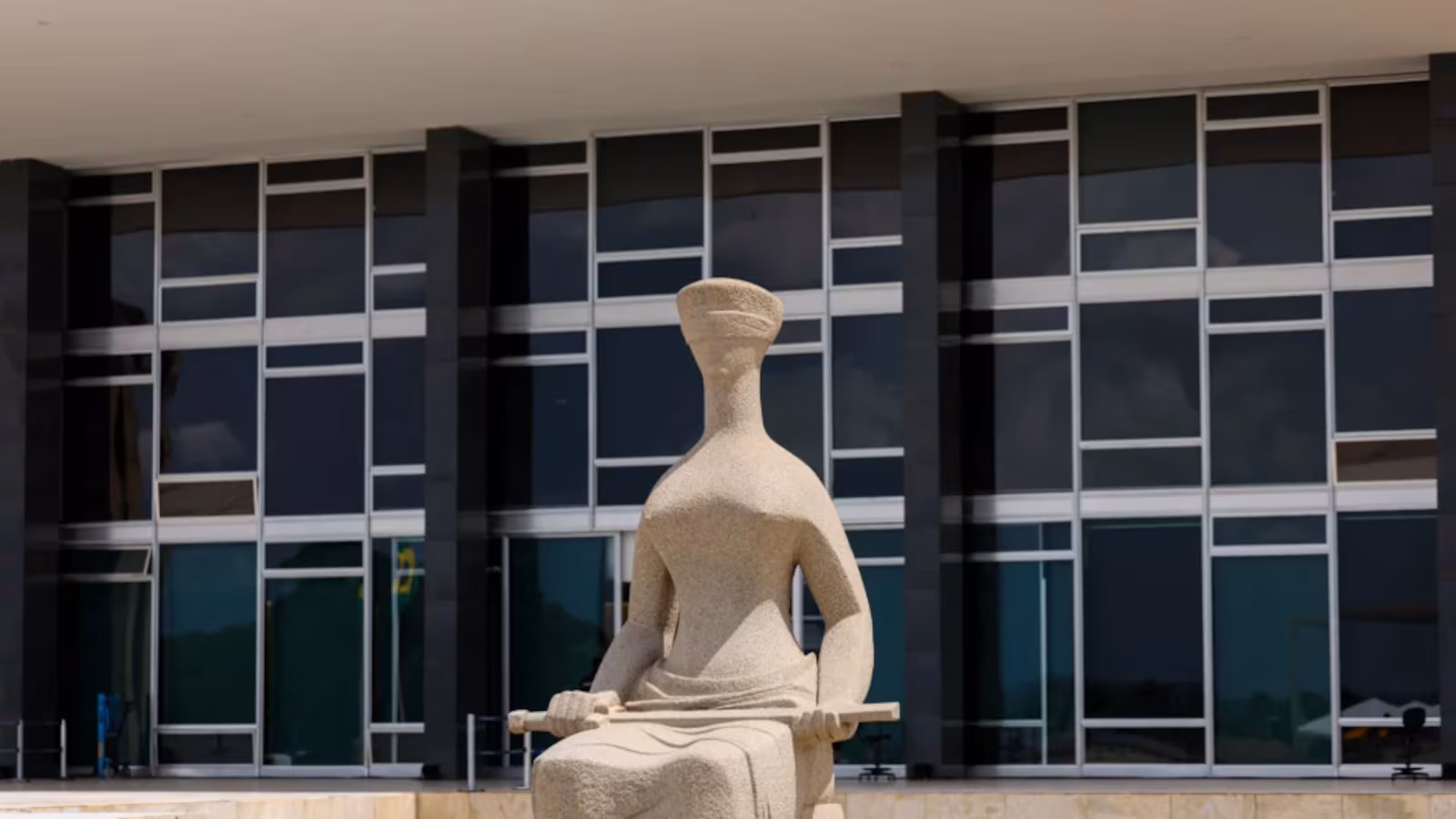 Homem se apresenta como “imperador” e é retirado após tentar entrar no STF