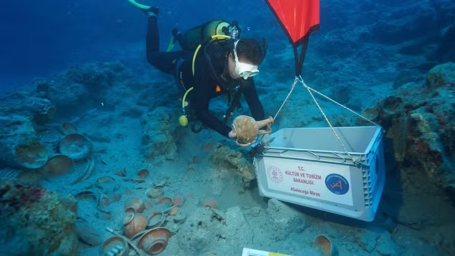 Louças de luxo de 2.100 anos são encontradas em naufrágio no Mediterrâneo